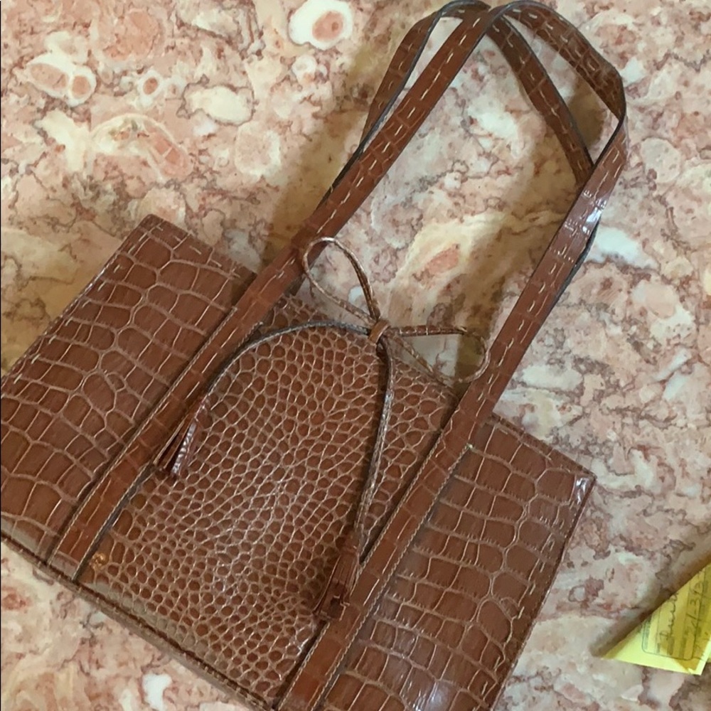 Roomy Liz Claiborne with magnetic closure